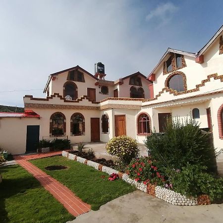 Hostal Jallalla Comunidad Yumani ภายนอก รูปภาพ